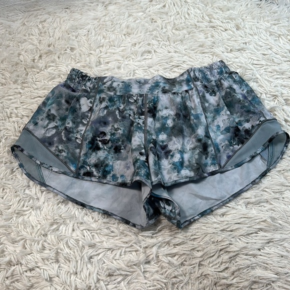 Lululemon Hotty Hot Low Rise Short 2.5" Kaleidofloral Multi / Blue Cast - Picture 1 of 6
